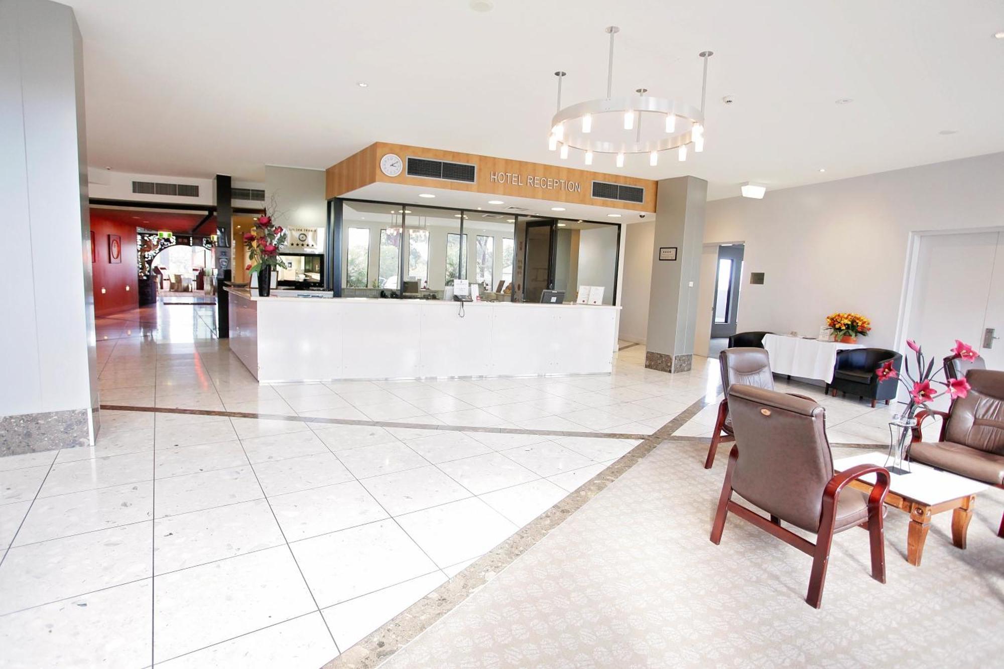 Golden Pebble Hotel 4*